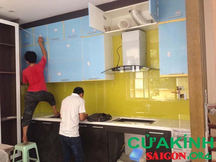 Thi công lắp đặt kính màu ốp bếp quận 7 Thi công lắp đặt kính màu ốp bếp quận 7