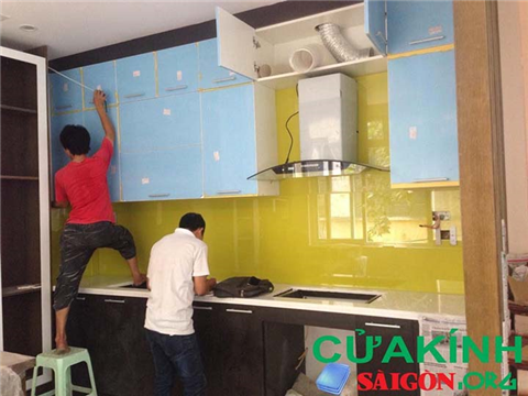 Thi công lắp đặt kính màu ốp bếp quận 7 Thi công lắp đặt kính màu ốp bếp quận 7