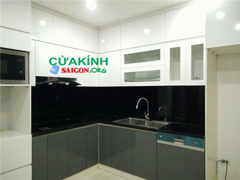 07 Mẫu kính ốp bếp màu đen sang trọng quý phái cho căn bếp 07 Mẫu kính ốp bếp màu đen sang trọng quý phái cho căn bếp
